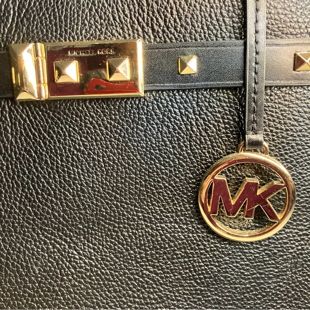 Michael Kors | Black Pebbled Leather Shoulder Bag with Gold Accents - Picture 13 of 15